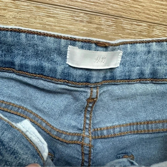 H&M Blue Jean Rolled Cuff Denim Shorts Size 2 GUC - Picture 3 of 8